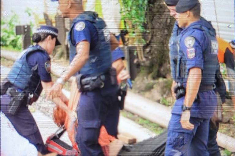 Guarda Civil usa spray de pimenta e retira à força vereadora e manifestantes em protesto contra corte de árvores em São Paulo